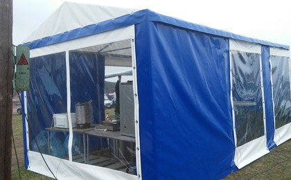 Комбинированная палатка из ткани ПВХ с мягкими окнами.